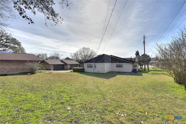 Building Photo - 818 Lois St