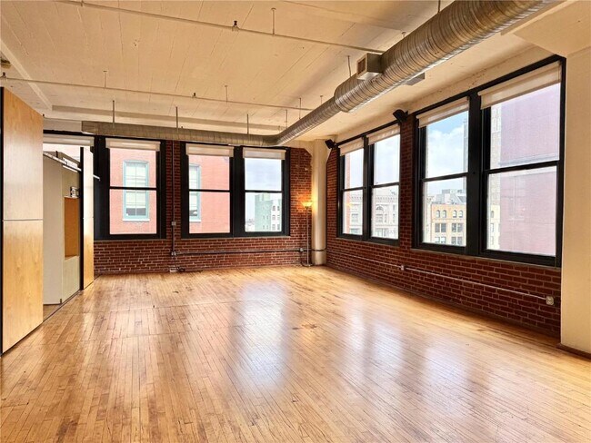 Building Photo - 1010 St Charles St