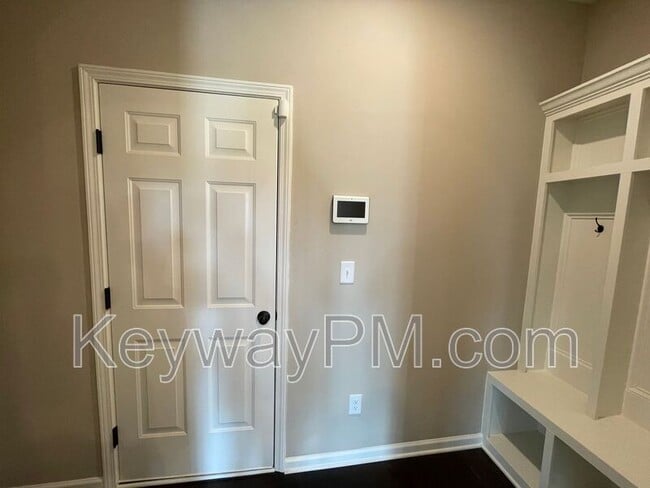 Building Photo - 2322 Sheridan Dr