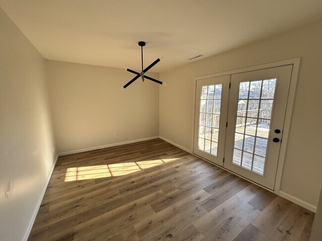 Building Photo - 806 Stratford Dr