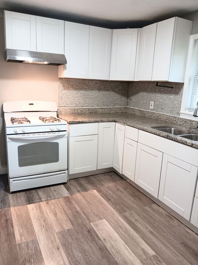 Building Photo - Beautifully Updated 3-Bedroom Home