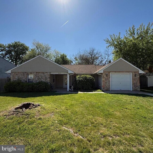 Building Photo - 913 Hampton Way