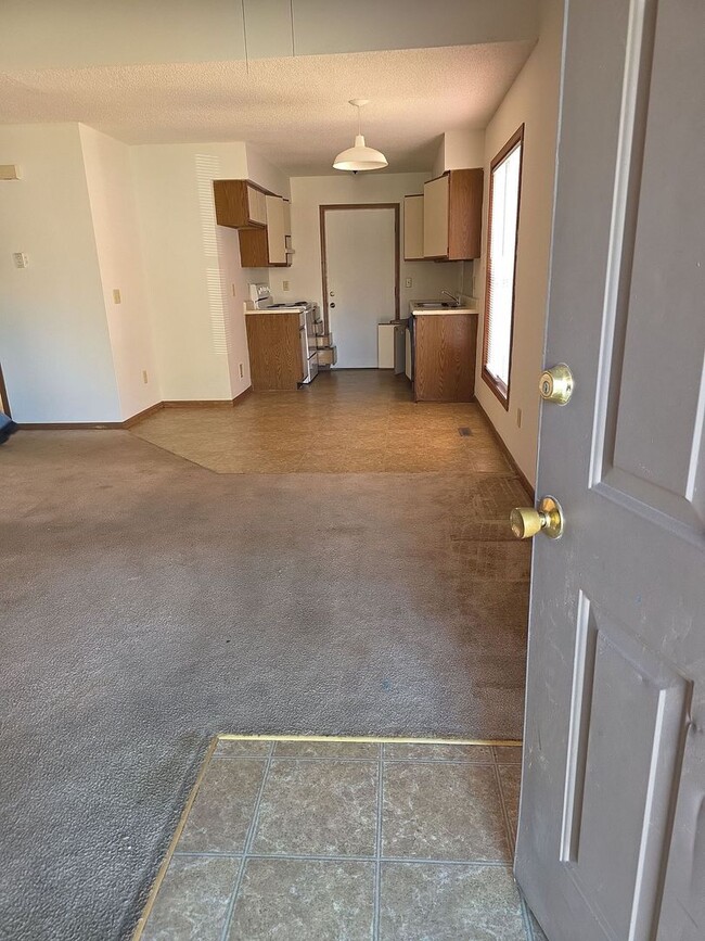 Building Photo - Great 3 Bed 2 Bath 2 Car Garage Split Level Duplex- Pets ok!