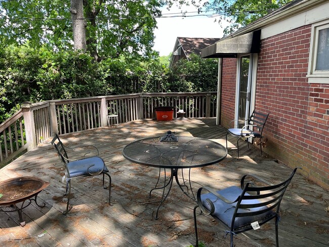 Building Photo - Two bedroom bungalow in Midwood