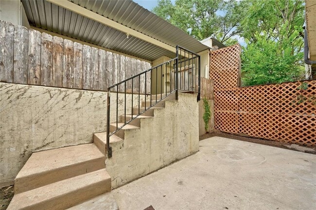 Building Photo - 6637 Valleyside Rd