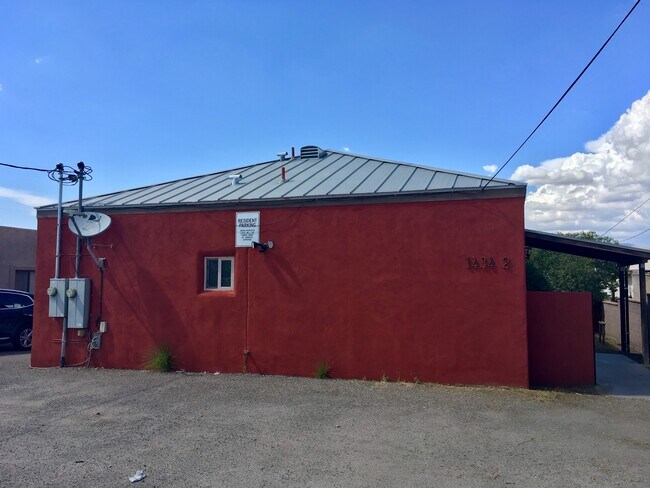 Building Photo - 1434 E Elm St