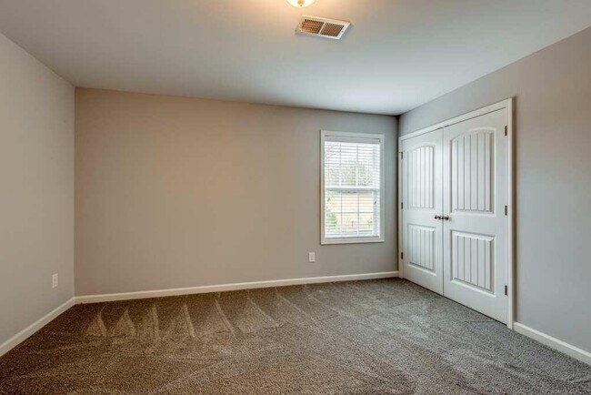 Building Photo - Fairview Station - Beautiful 4 / 2.5 - FENCED!