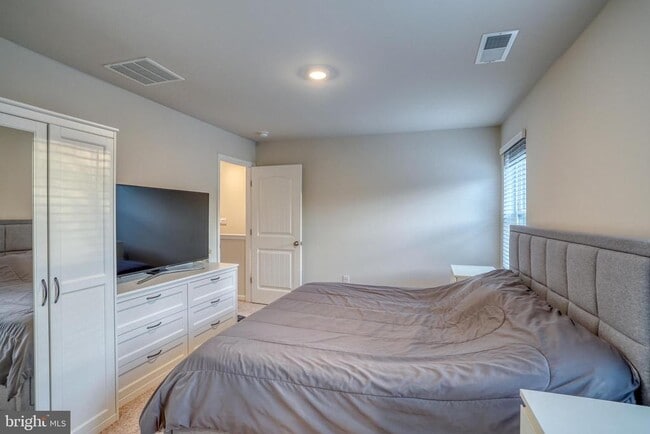 Building Photo - 124 Currant Cir