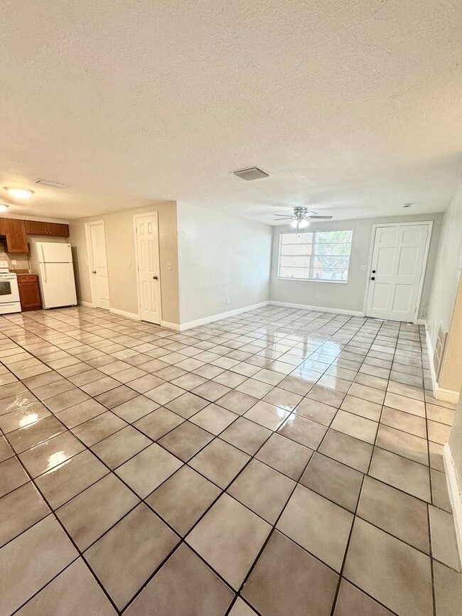 Building Photo - 4/2 Single-family home, AVAILABLE NOW!