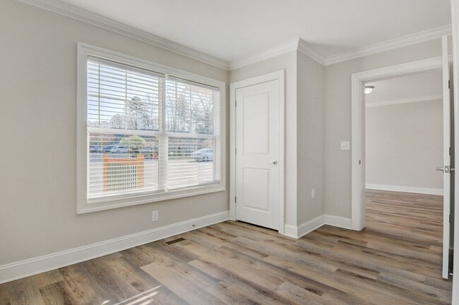 Building Photo - Modern 2-Bed, 2-Bath Single-Level Townhome in Conover – Pet-Friendly Community!