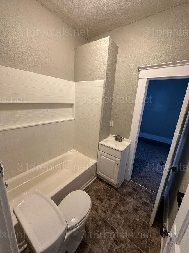 Building Photo - $1049 - 3 bedroom 1 bath - Single Family Home