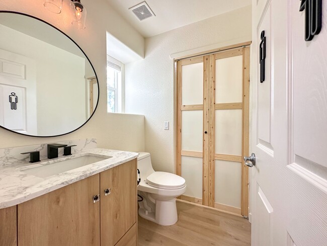 Building Photo - Beautifully Updated Townhome Near DIA