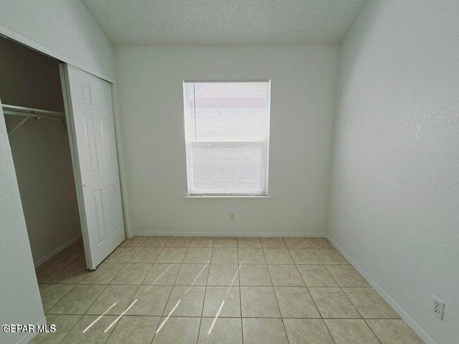 Building Photo - 7219 Oval Rock Dr