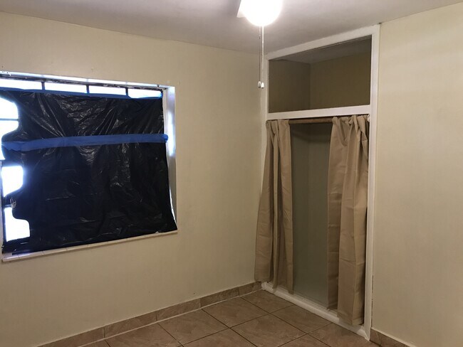 Building Photo - Large 5-2 house in Oakland Park