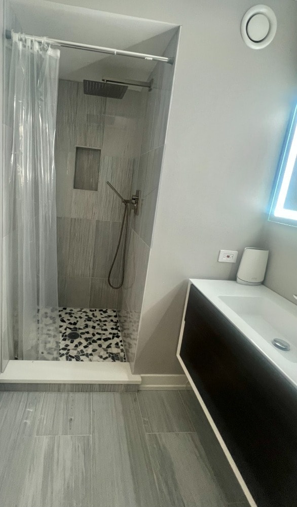 Building Photo - 345 N La Salle Dr