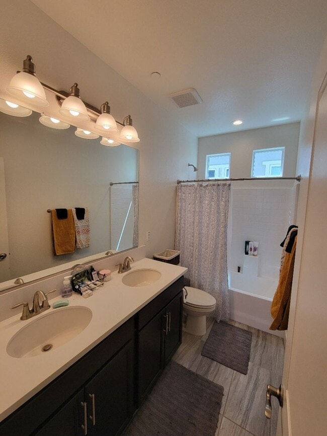 Building Photo - Beautiful 4/2/5 located in Lincoln w/ Sola...