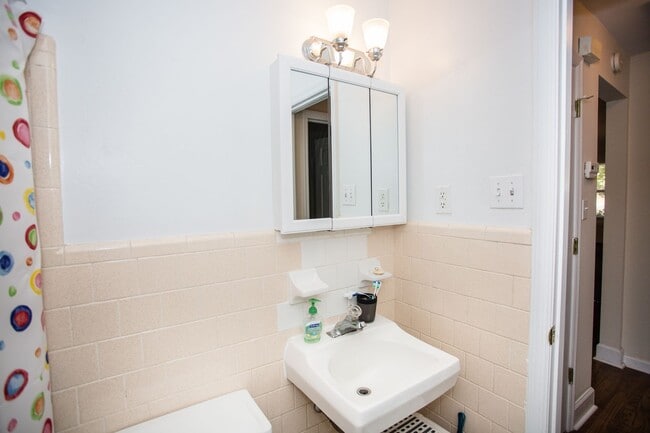 Building Photo - Cute and Quiet West Side Duplex!