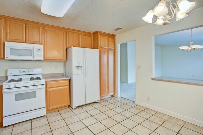 Building Photo - Bright & Airy 3bd/2bth End Unit Condo in F...