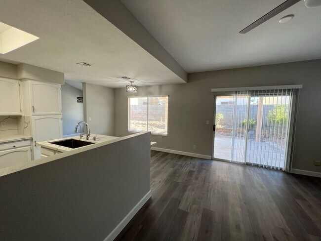 Building Photo - Newly Remodeled - Henderson
