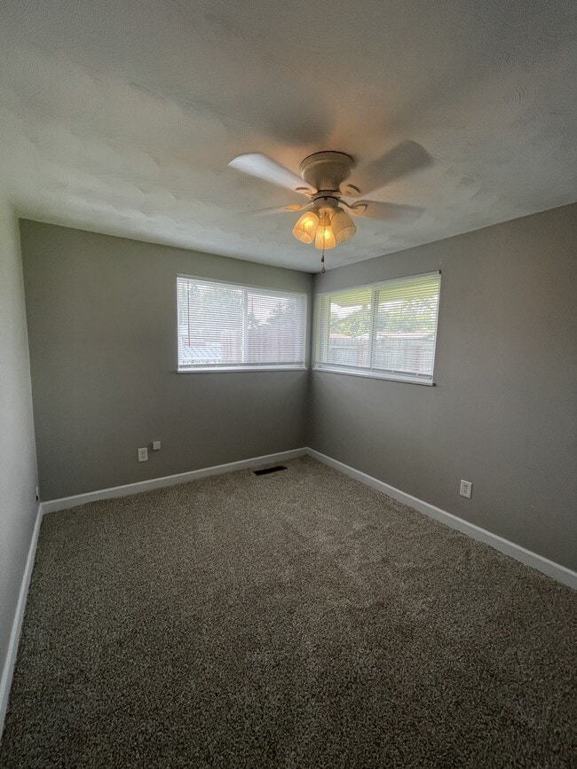 Building Photo - 1377 S Maple Ave