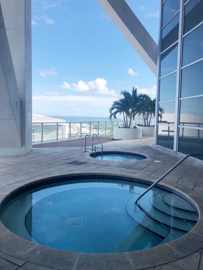 jacuzzi - 888 Biscayne Blvd