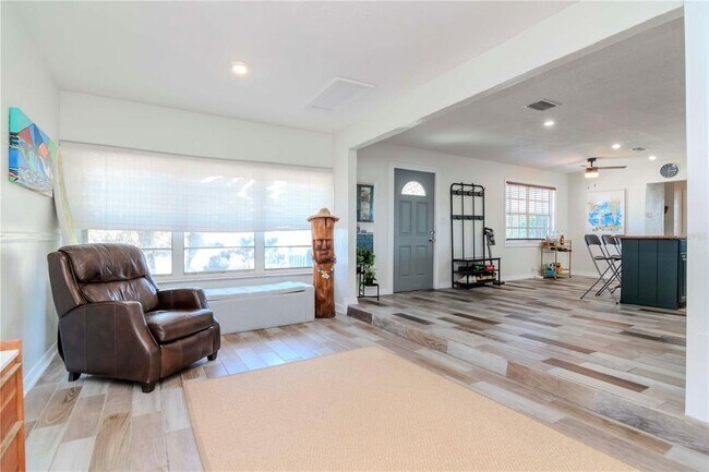 Building Photo - 1528 W River Shore Way