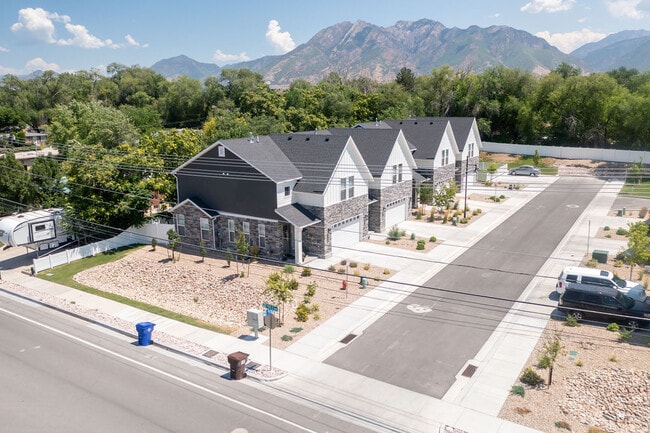 Building Photo - 735 E Zekes Ct