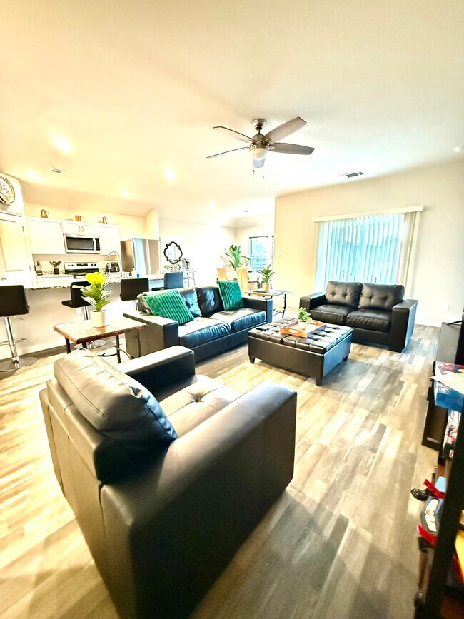 Building Photo - 302 Del Monte Dr