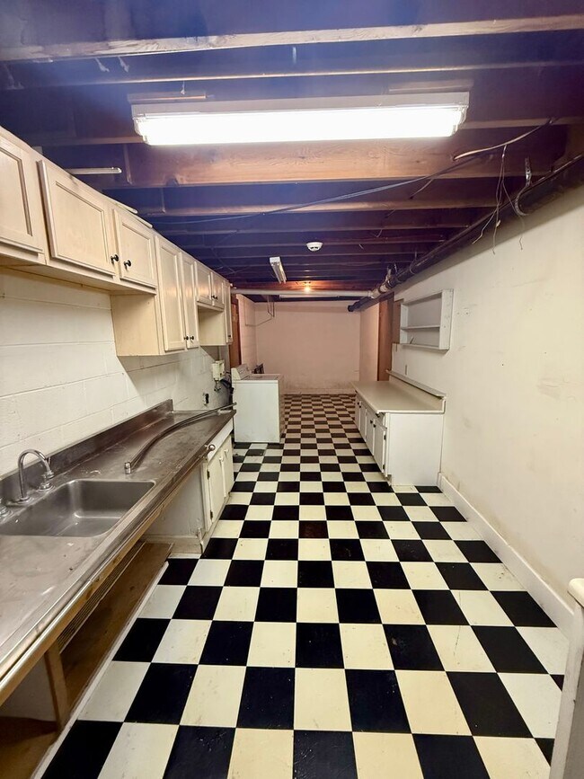 Building Photo - Knoxville 37909 - 2 bedroom, 1.5 bath unit, duplex - Contact Chad Weeks (865) 567-6193