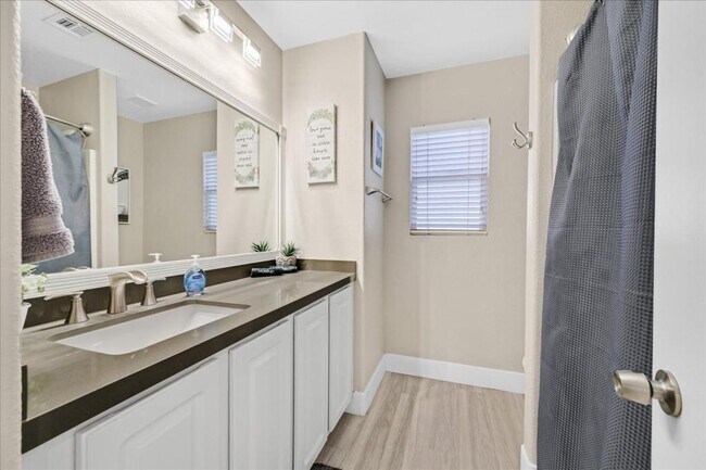 Building Photo - 2735 Peekskill Ave