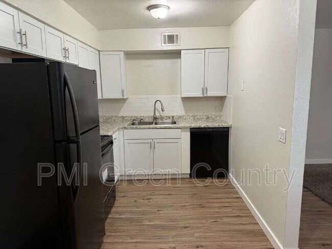 Primary Photo - 917 N Yale Ave