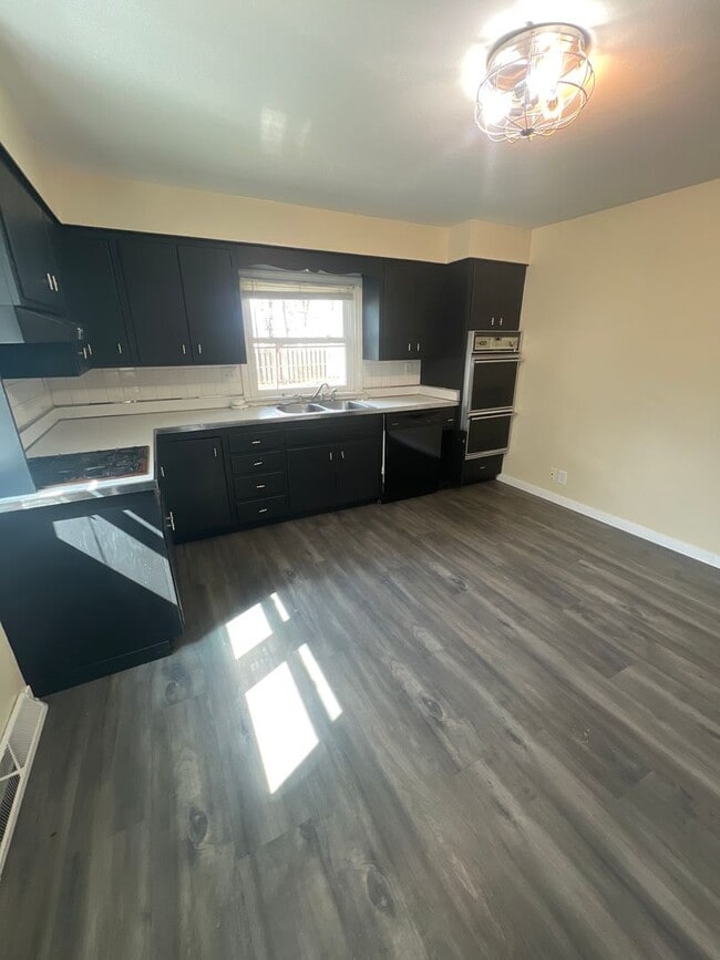 Building Photo - 2 Bedroom, 1 Bath home with 1 car garage