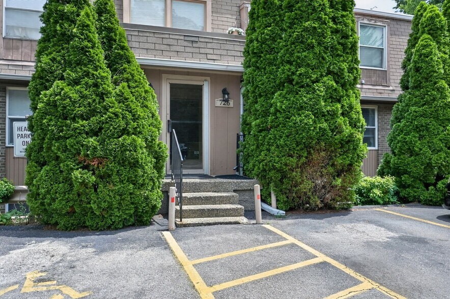Building Photo - 726 Zorn Ave