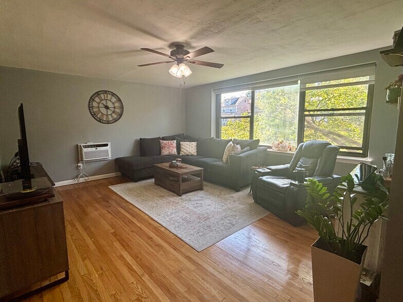 Building Photo - 95 Orient Way