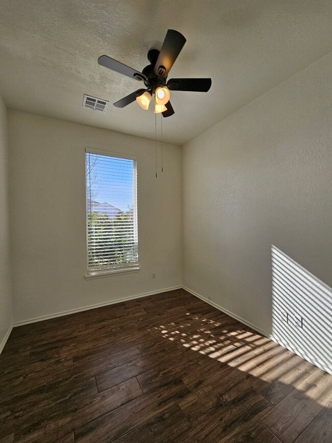 Building Photo - (3) Bed/(2) Bath East Norman Avail NOW!