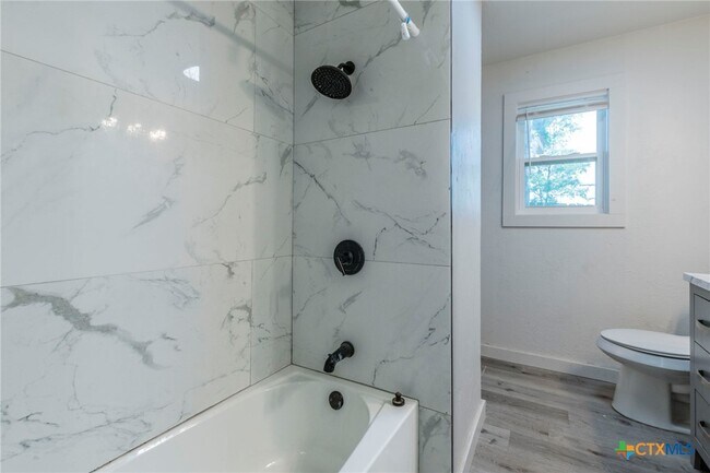 Building Photo - 4013 Valley View Dr