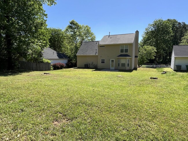 Building Photo - Updated 4 Bed Home in North Charlotte