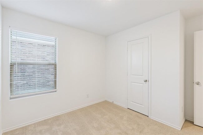 Building Photo - 14910 Parkway Center Ave