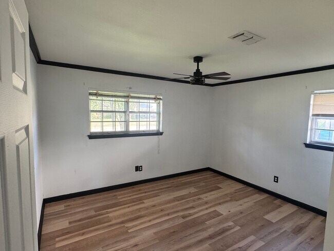 Building Photo - Red Bud Ln