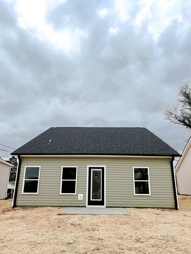 Building Photo - 3 Bedroom 2 Full Bath HOUSE with GARAGE