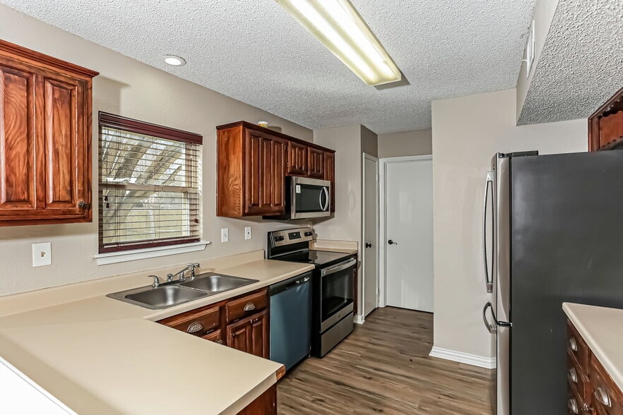 Building Photo - 511 Rosewood Ln