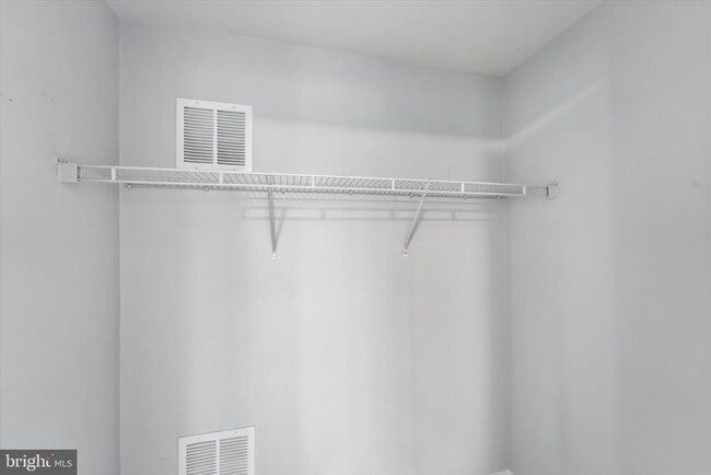 Building Photo - 2425 Huntington Park Dr