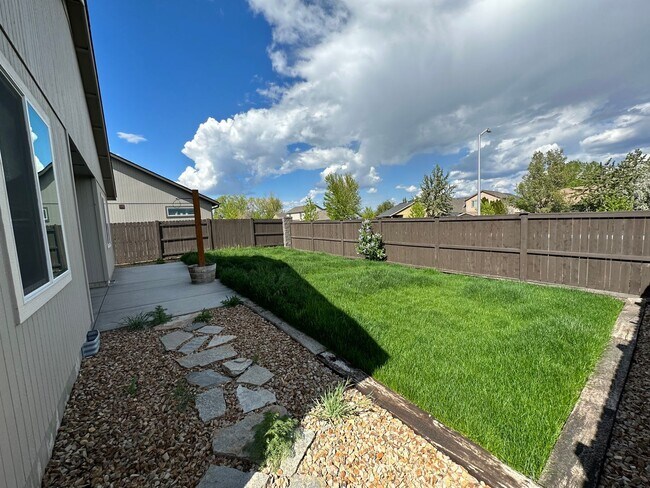 Building Photo - 1098 NW 24th Ln