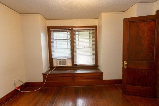 Building Photo - 509 E Davenport St