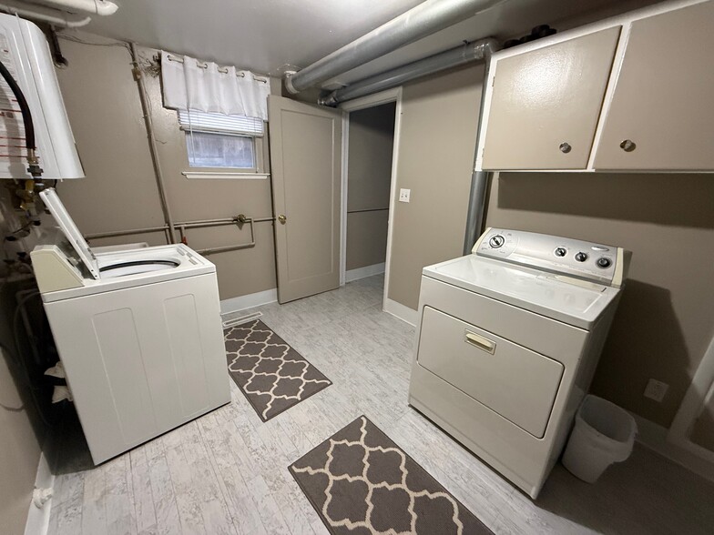 Shared Laundry Room - 1601 Crook Ave