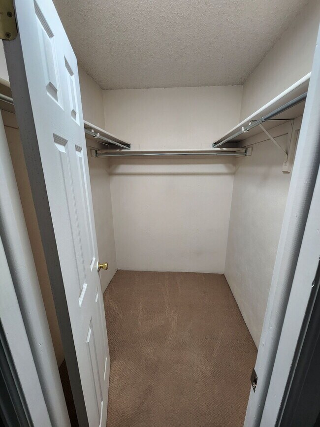 Building Photo - Beautiful Ground Floor 2 Bed 2 Bath Condo! Sunroom!