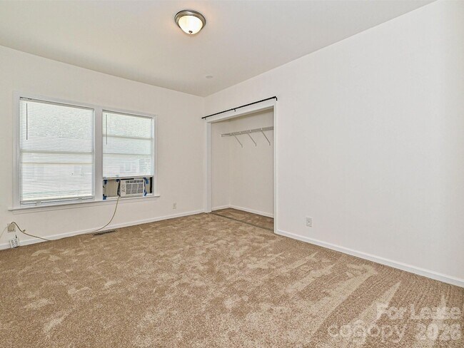 Building Photo - 610 N Pear St