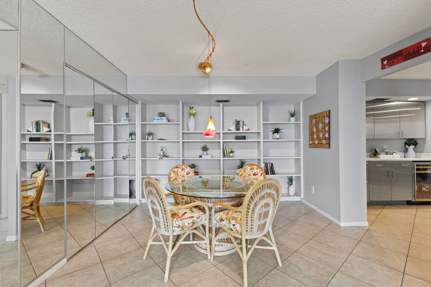 Living area - 1111 N Gulfstream Ave
