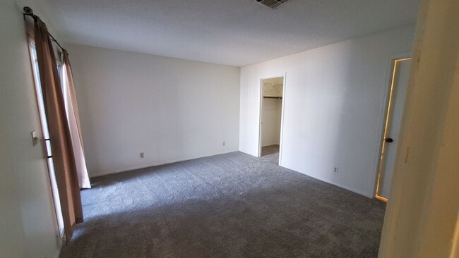 Building Photo - 2 Bed 2 Bath