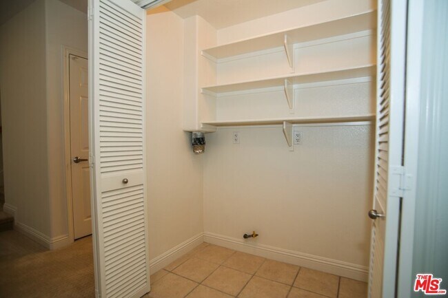 Building Photo - 5831 Seawalk Dr